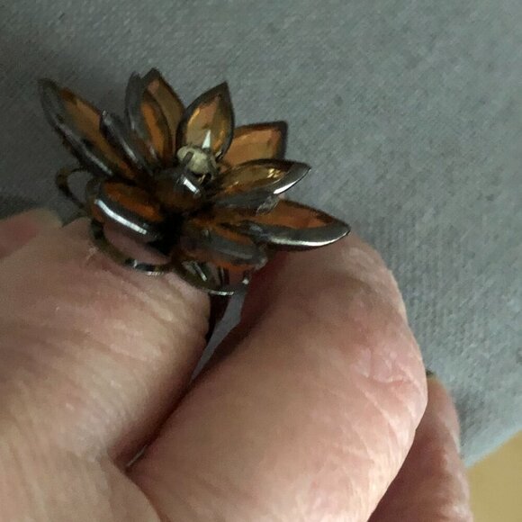 Vintage 1970's & 80's Gunmetal Gold Amber Flower Ring with Rhinestone Center - Picture 7 of 7